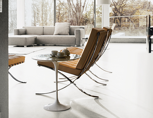 Knoll Barcelona Chair and Saarinen Side Table for livingroom