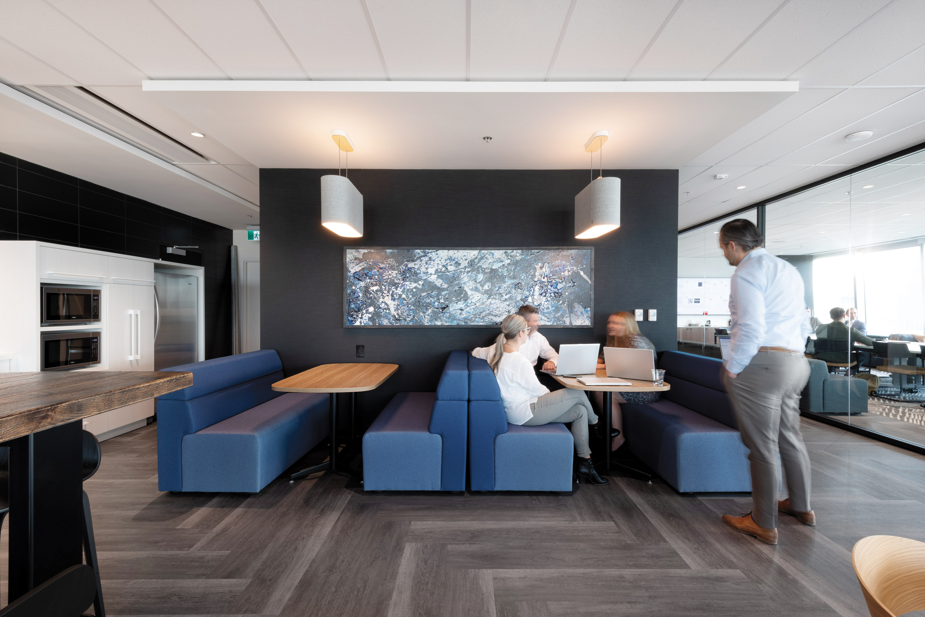 k.lounge with Dividends Skyline Tables