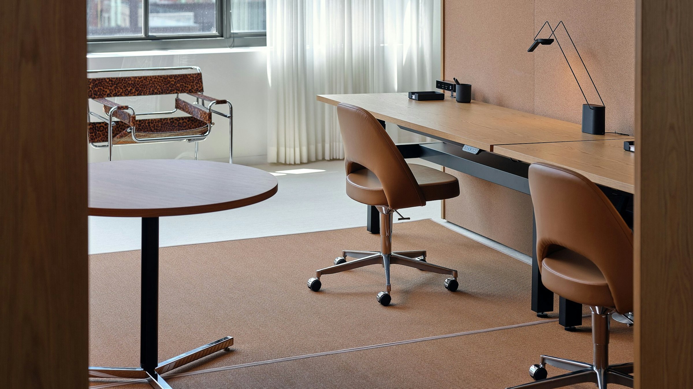 Saarinen Executive Chair with Sparrow Desktop Light